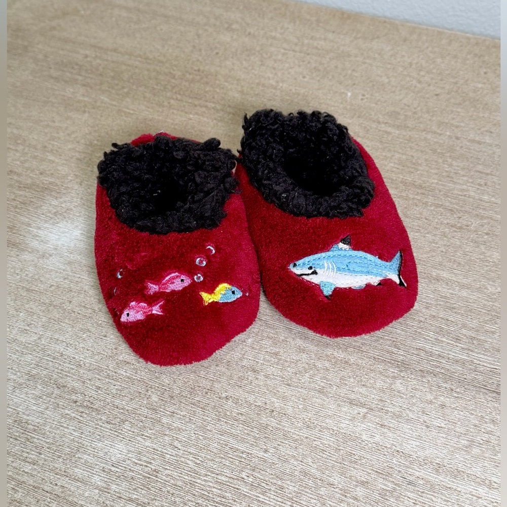 Snoozies Slippers Red Maroon Black Baby Booties Shark Fish Fleece Baby 3-6 Month